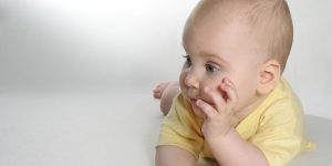 Как убедить малыша пить молоко и есть творог?